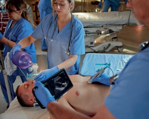 SonoSite iViz手持式超聲儀適合用戶的手掌。 在床邊和現(xiàn)場惡劣的臨床環(huán)境中，它都能提供快速解答。 它結(jié)合了卓越的成像性能，超機(jī)動(dòng)性和單手操作，同時(shí)允許操作員與同事協(xié)作并共享信息。 ＃RSNA19 #RSNA＃RSNA2019 #POCUS